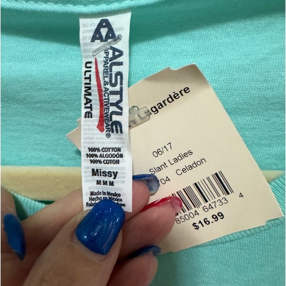 Toronto graphic tee - size M (fits like a small) - Picture 4 of 5